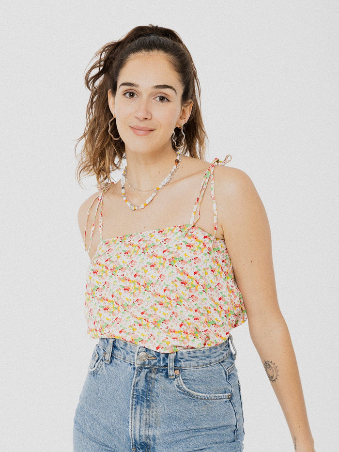 Camisole ample et confortable à motif fleurie blanc, jaune et vert avec fines bretelles. Designer québécois.
