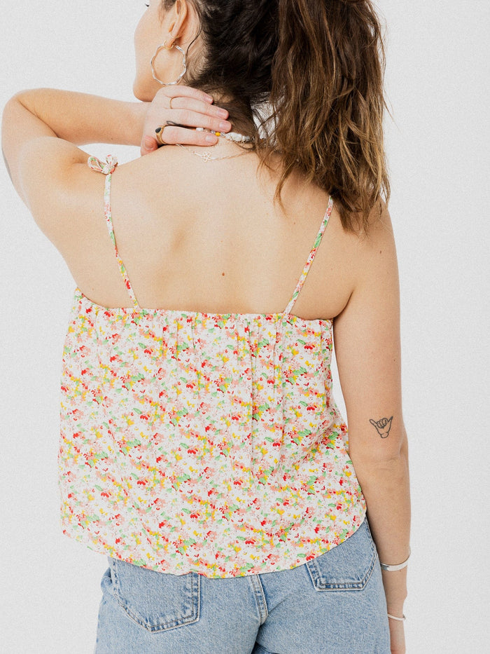 Camisole ample et confortable à motif fleurie blanc, jaune et vert avec fines bretelles. Designer québécois.