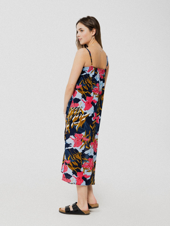 Robe longue ample et confortable marine avec motif de fleurs rose et bleu pâle et une fente latérale plus des bretelles ajustables.
