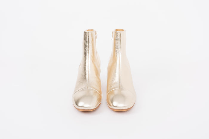 Front view of womens Gold Izzy boot. Available in large sizes 42-46.