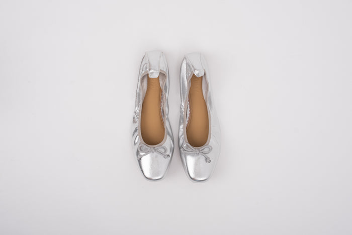 Aerial shot of womens large size stretch back ballet flat shoe in sizes 42-46