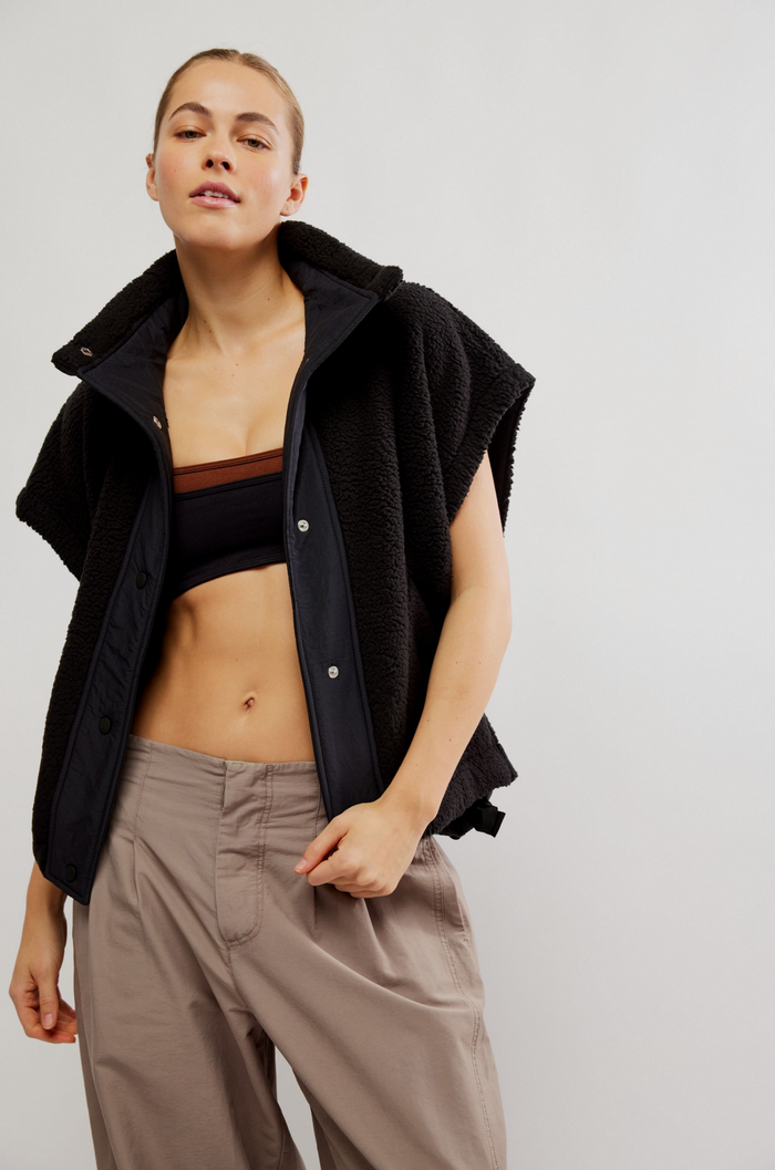 Scout it Out Vest in Black